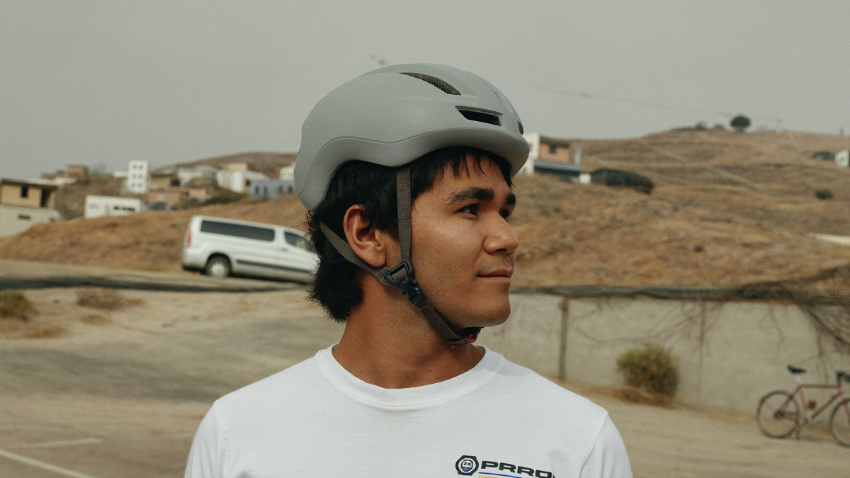 Ciclista peruano con el casco puesto y la correa abrochada, en una calle de Lima. Imagen ilustrativa generada por IA.