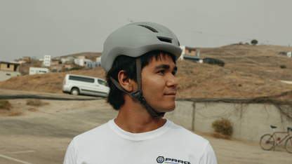 Ciclista peruano con el casco puesto y la correa abrochada, en una calle de Lima. Imagen ilustrativa generada por IA.